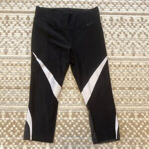 Nike Legend Tight Fit Cropped Leggings